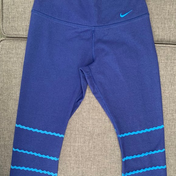 NIKE WOMEN DRI-FIT TRAINING LEGEND TIGHT CAPRI - Picture 4 of 8